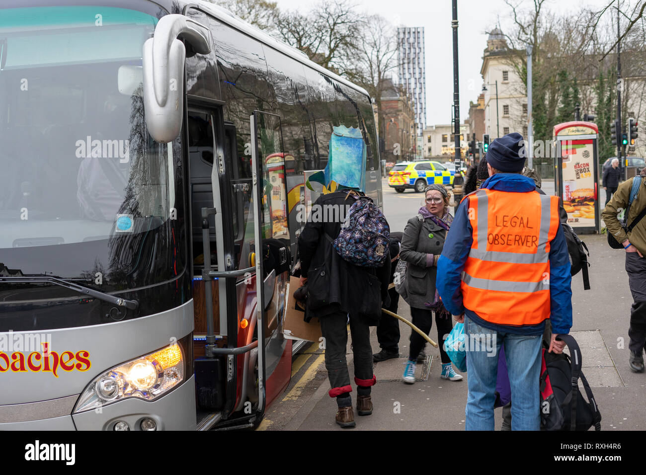 Cardiff, Wales, UK. 10 Mar 2019. Rébellion d'extinction de l'extérieur finitions mars Barclays. L'extinction est une rébellion sociale internationale mouvements anormaux qui vise à conduire un changement radical par la résistance non-violente. Cette marche a eu lieu à Cardiff fermeture Castle Street. La protestation à l'extérieur de Barclays Barclays est de mettre en évidence l'investissement dans les énergies fossiles. Crédit : © JaiAshton Jai Ashton/Alamy Live News Banque D'Images