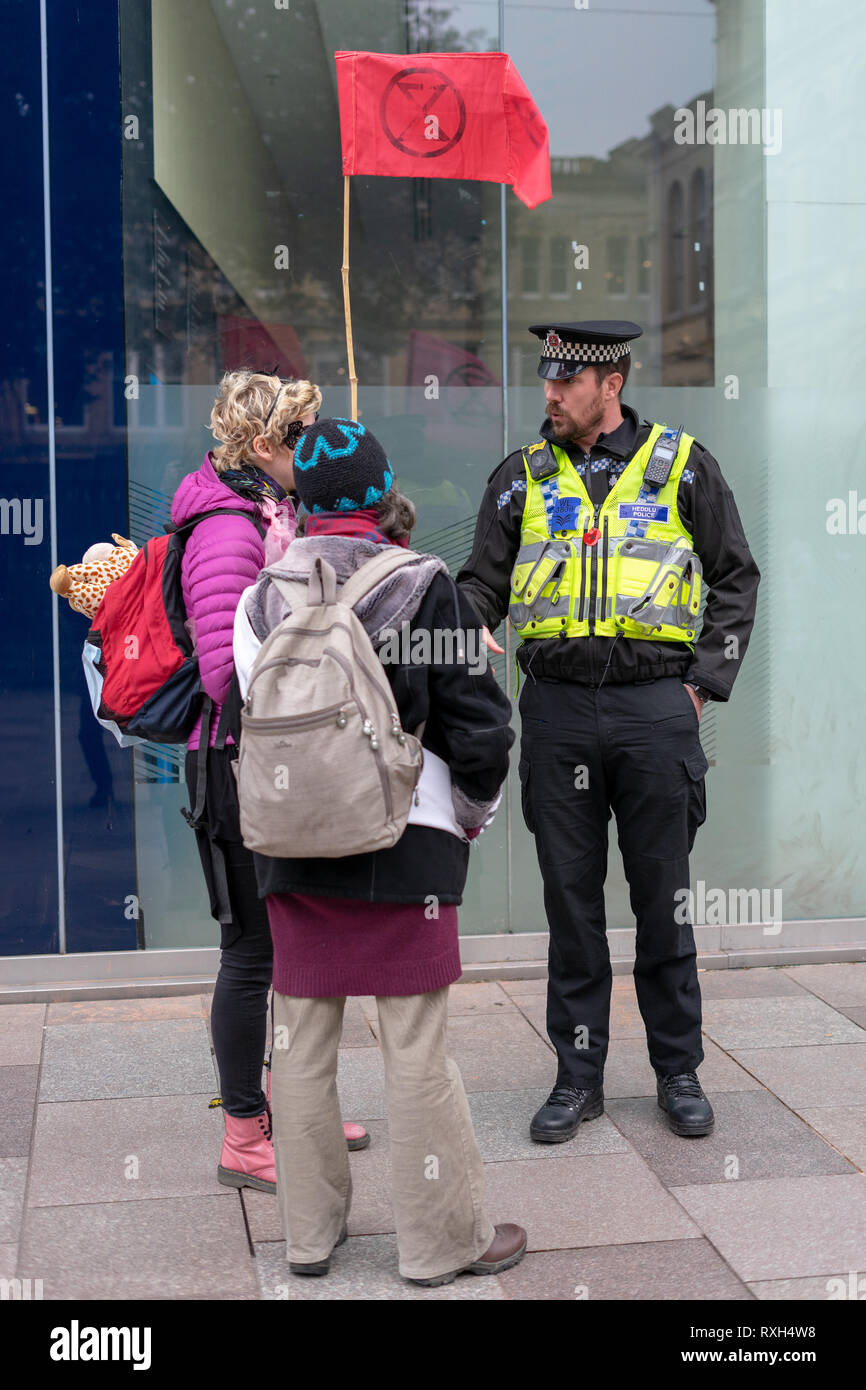 Cardiff, Wales, UK. 10 Mar 2019. Rébellion d'extinction de l'extérieur finitions mars Barclays. L'extinction est une rébellion sociale internationale mouvements anormaux qui vise à conduire un changement radical par la résistance non-violente. Cette marche a eu lieu à Cardiff fermeture Castle Street. La protestation à l'extérieur de Barclays Barclays est de mettre en évidence l'investissement dans les énergies fossiles. Crédit : © JaiAshton Jai Ashton/Alamy Live News Banque D'Images