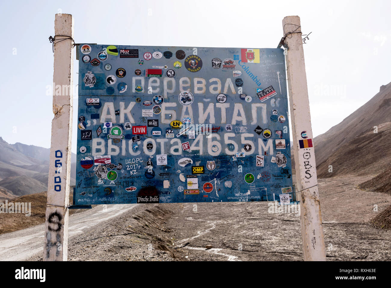 Ak-Baital, Tadjikistan, 22 août 2018 : Signe de col Ak-Baital sur la route du Pamir, Gorno au Tadjikistan, en Asie centrale Banque D'Images