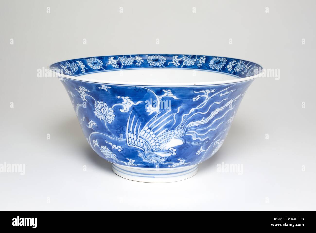 Bol de Phoenix. La Chine. Date : 1661-1722. Dimensions : H. 9,9 × diam. 19,9 cm (3 7/8 7 13/16 in.). Porcelaine peinte en bleu sous glaçure. Origine : Chine. Musée : le Chicago Art Institute. Banque D'Images