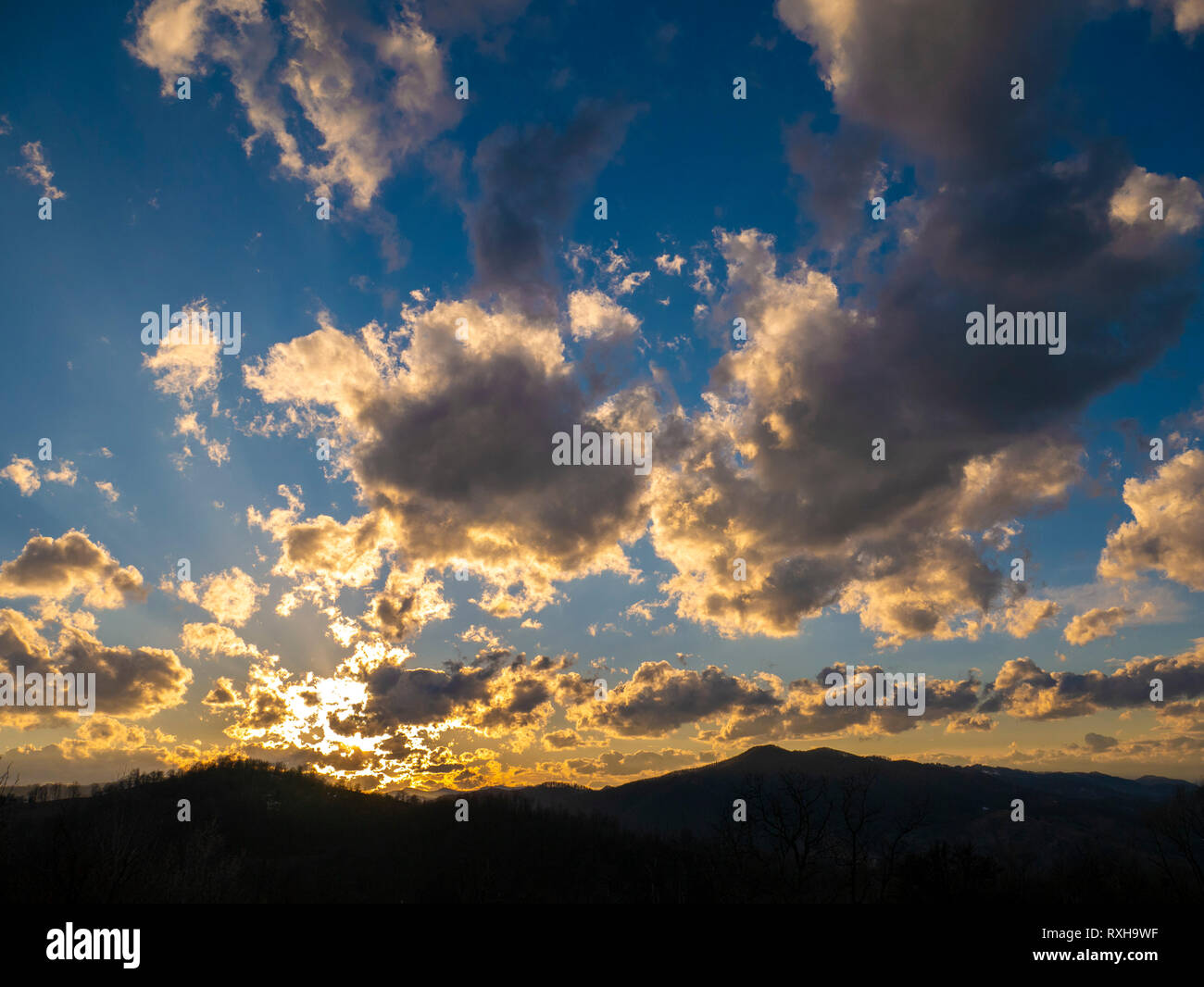 Beau paysage dans la montagne au coucher du soleil. Vue de ciel avec nuages colorés étonnants. Banque D'Images