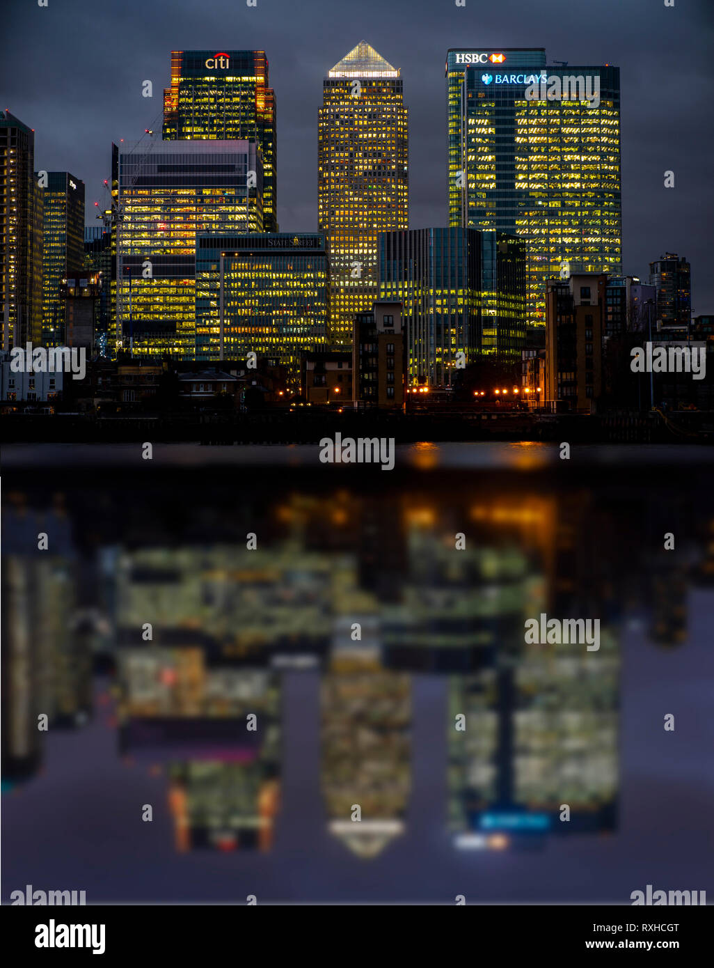 La tour de blocs du quartier financier dans les Docklands de Londres reflète dans la Tamise au crépuscule Banque D'Images