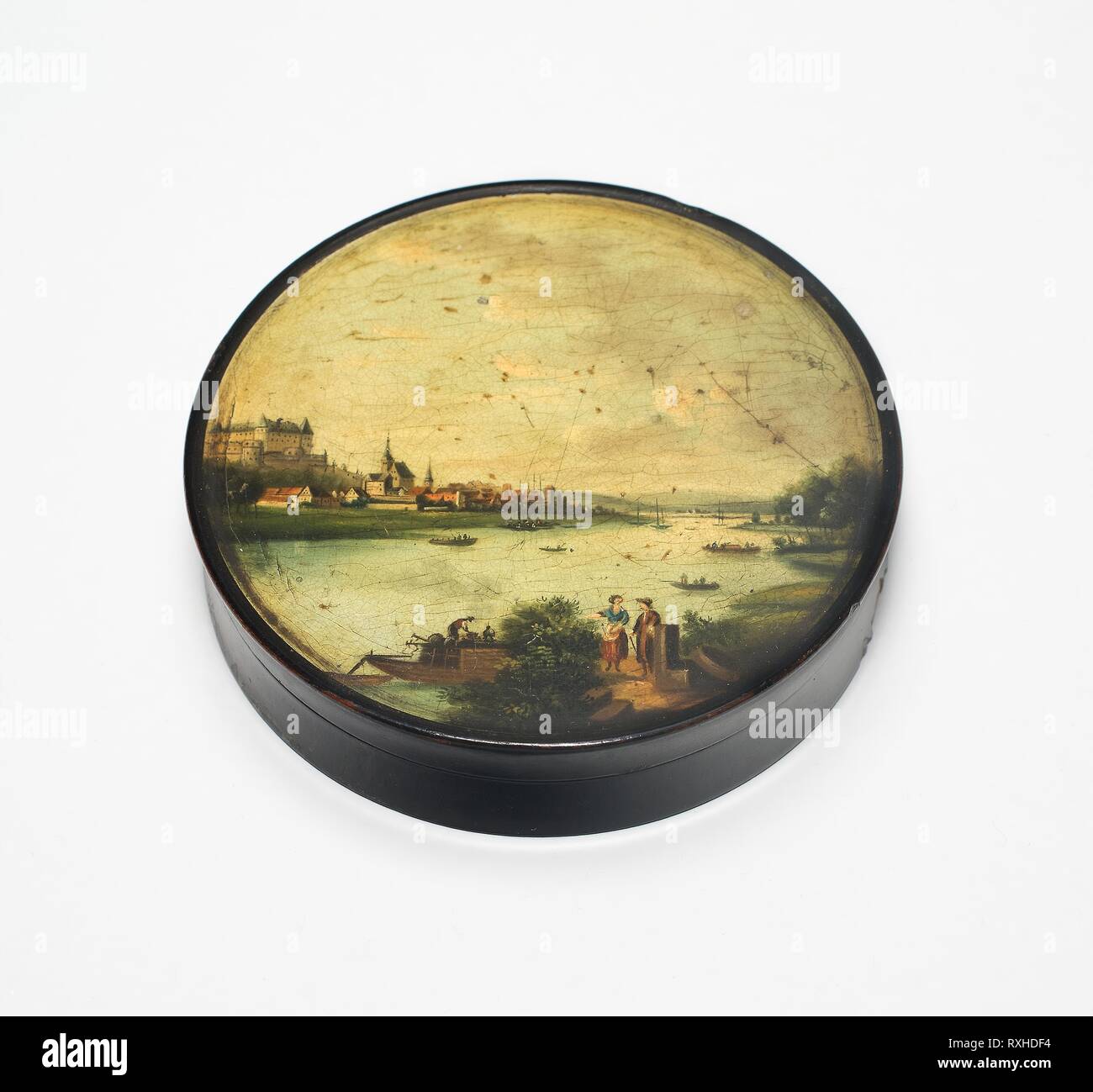 Fort avec la Forteresse de Sonnenstein. Johann Heinrich Stobwasser ; allemand, 1740-1829. Date : 1775-1799. Dimensions : diam. 9,5 cm (3 3/4 in.). Papier mâché et laque noire avec couvercle peint. Origine : Allemagne. Musée : le Chicago Art Institute. Banque D'Images