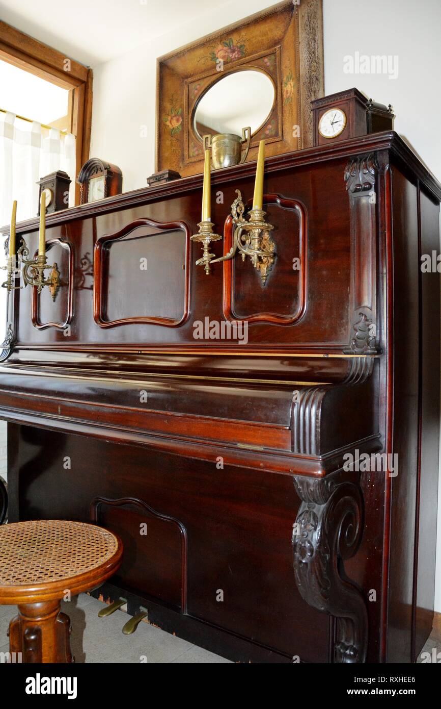 Un vieux piano avec des bougies, de vieilles horloges et un miroir Banque D'Images