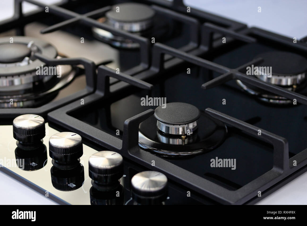 Allumage automatique moderne cuisinière à gaz avec 4 brûleurs. Focus sélectif. Banque D'Images