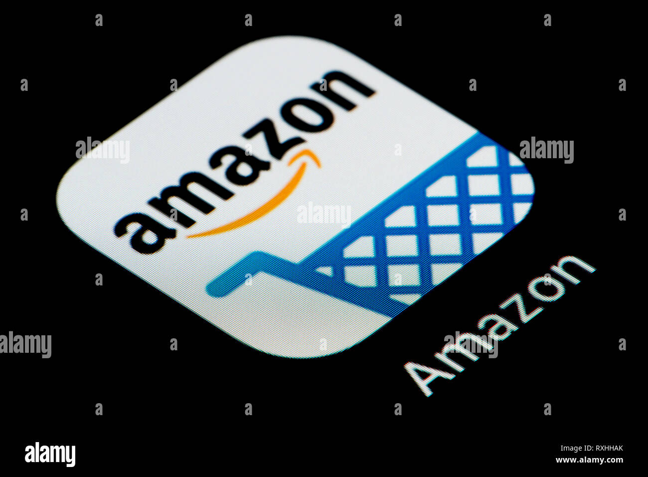 Un gros plan de l'icône de l'application Amazon, comme on le voit sur l'écran d'un téléphone intelligent (usage éditorial uniquement) Banque D'Images