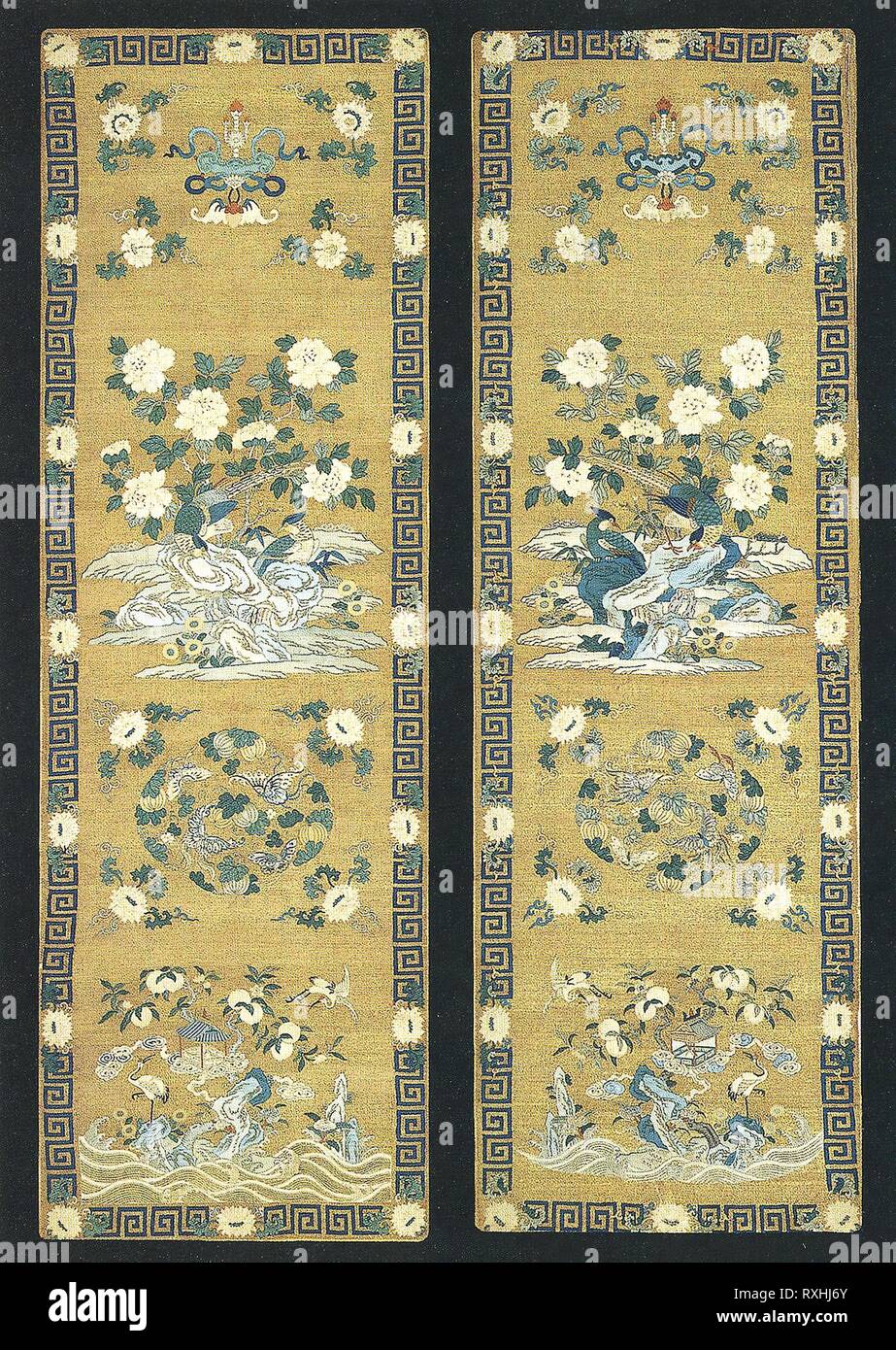 Paire de panneaux de président. La Chine. Date : 1675-1725. Dimensions : 167,2 × 53,8 cm (65 3/4 x 21 1/8 in.). De feuilles d'or et de soie-sur-papier-peint-strip-enveloppé de soie, fente et seul tissage de la tapisserie d'aronde ; détails peints. Origine : Chine. Musée : le Chicago Art Institute. Banque D'Images