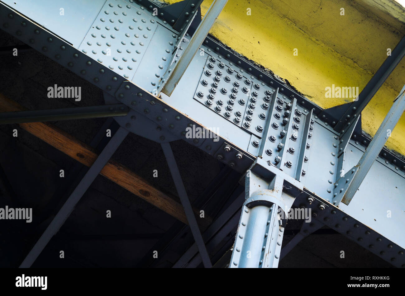 La structure en acier du pont sur vissé et jointures rivetées Photo Stock -  Alamy