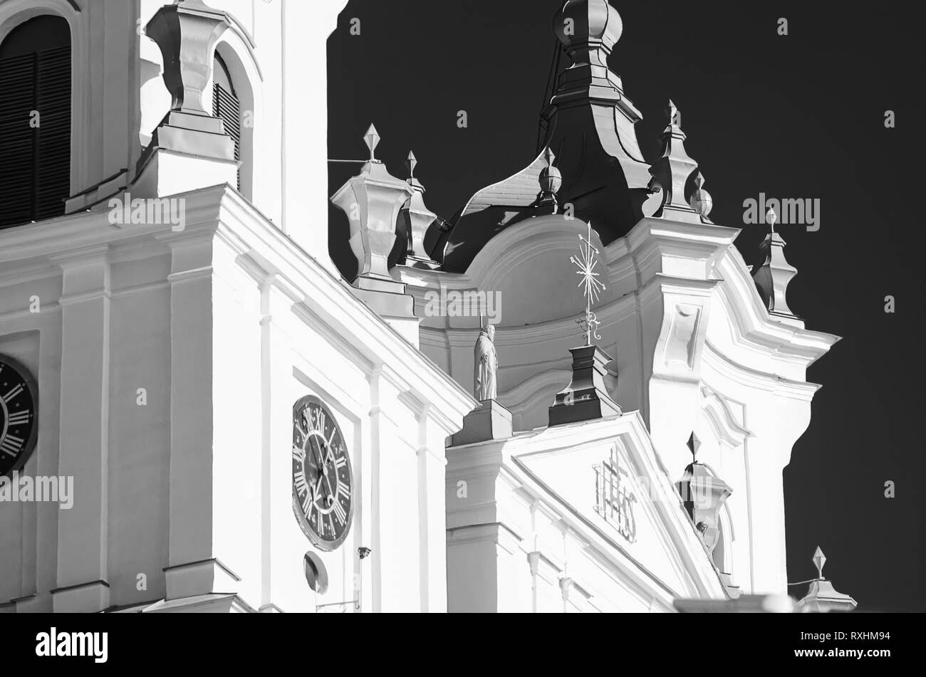 Minsk, Bélarus- 26 mai 2018 : Cathédrale de Saint François Xavier. Église Farny. Des éléments architecturaux du bâtiment. Beau temps clair. Black et W Banque D'Images