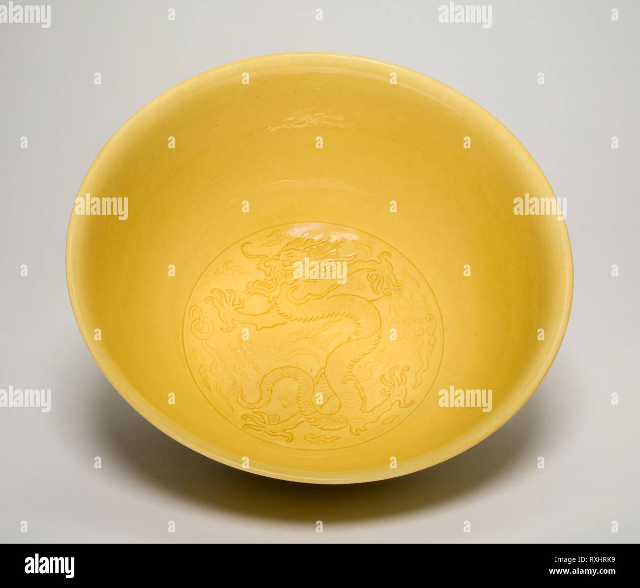 Bol avec les Dragons. La Chine. Date : 1662-1722. Dimensions : H. 7,6 cm (3 in.) ; diam. 16,5 cm (6 1/2 in.). Porcelaine peinte en émail overglaze. Origine : Chine. Musée : le Chicago Art Institute. Banque D'Images