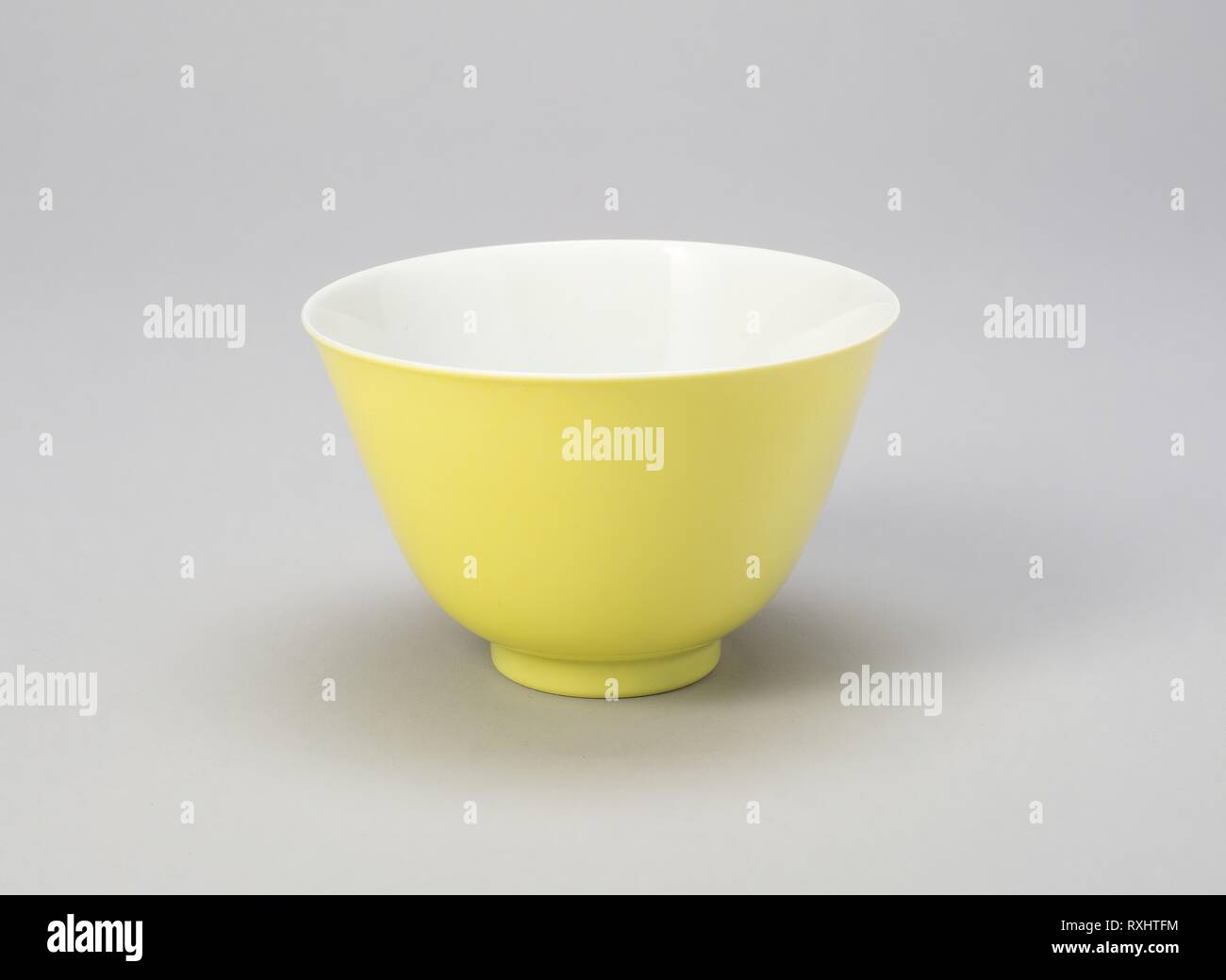 Cup. La Chine. Date : 1723-1735. Dimensions : H. 5,7 cm (2 1/4 in.) ; diam. 9,1 cm (3 9/16 in.). Porcelaine peinte en émail overglaze. Origine : Chine. Musée : le Chicago Art Institute. Banque D'Images