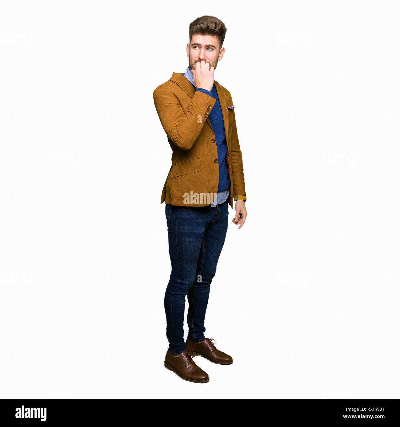 Beau jeune homme d'affaires à la recherche a souligné et nerveux avec les mains sur la bouche de mordre les ongles. Problème d'anxiété. Banque D'Images