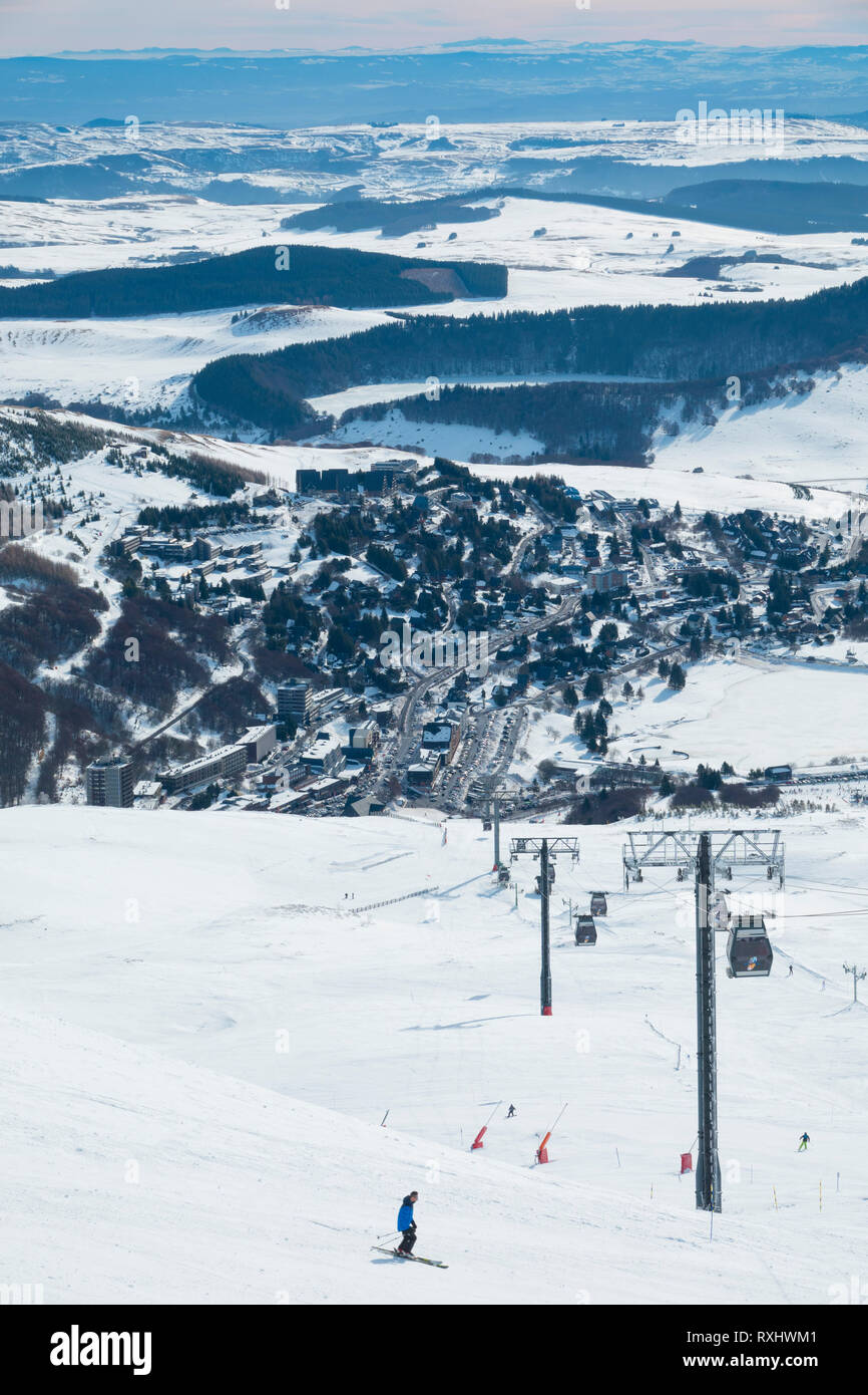 France, Puy de Dôme (63), Dax, station de ski de Super Besse vue du Puy de  la Perdrix Photo Stock - Alamy