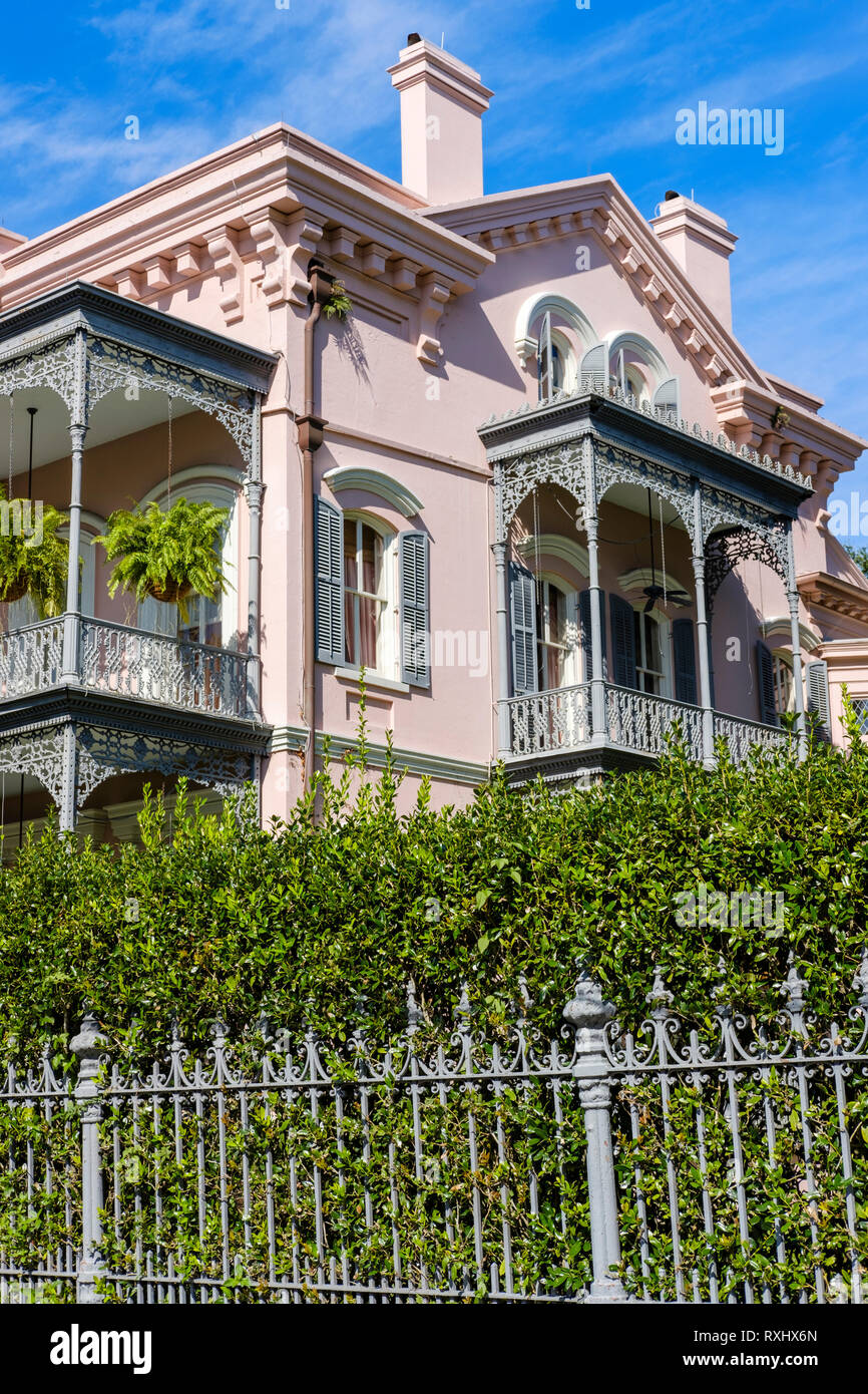Façade ornée, Carroll-Crawford House, maison coloniale italienne de trois étages, balcons en fonte et clôture, Garden District, NOLA, Nouvelle-Orléans, États-Unis. Banque D'Images