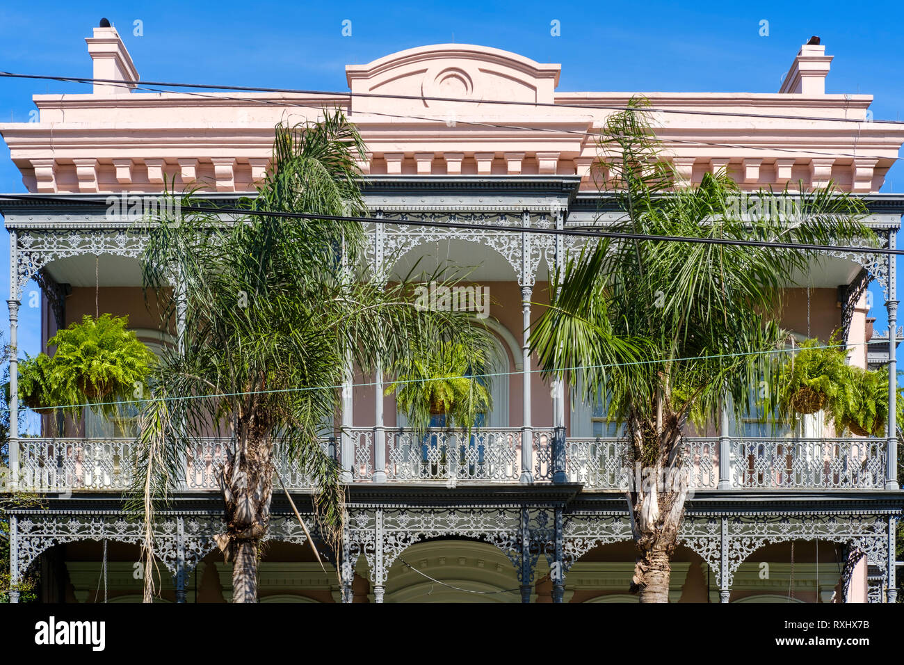 Façade ornée, Carroll-Crawford House, maison coloniale italienne de trois étages, balcons en fonte et clôture, Garden District, NOLA, Nouvelle-Orléans, États-Unis. Banque D'Images