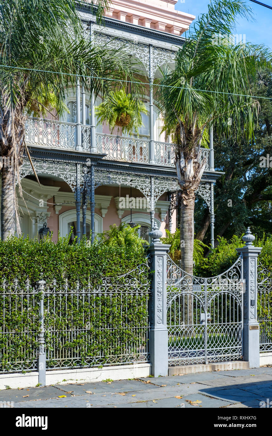 Façade ornée, Carroll-Crawford House, maison coloniale italienne de trois étages, balcons en fonte et clôture, Garden District, NOLA, Nouvelle-Orléans, États-Unis. Banque D'Images