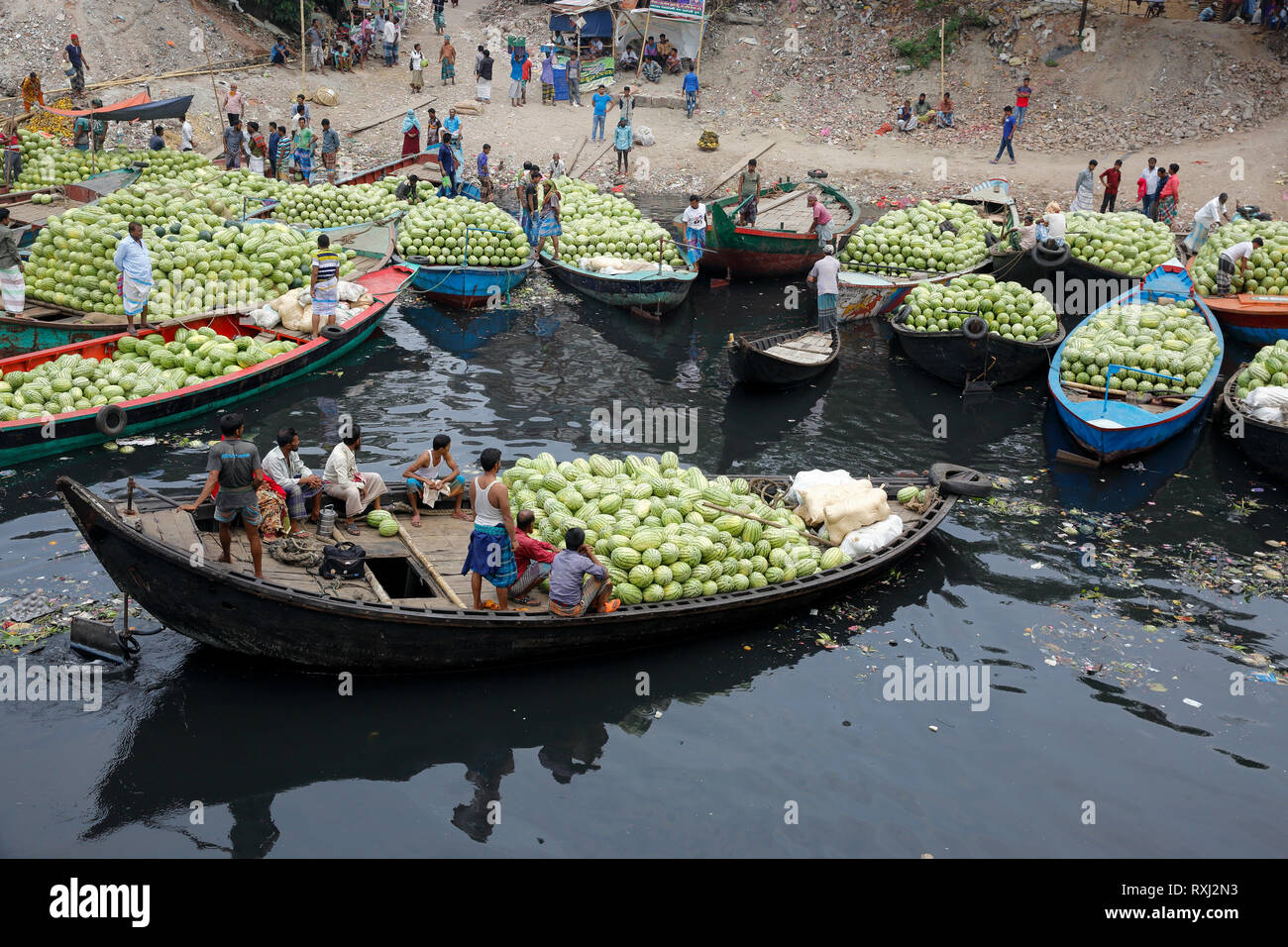 Location de bateaux avec des pastèques ancré les Badamtali Marché Fruit terminal, plus tard que d'habitude, l'augmentation de l'offre. Dhaka, Bangladesh Banque D'Images