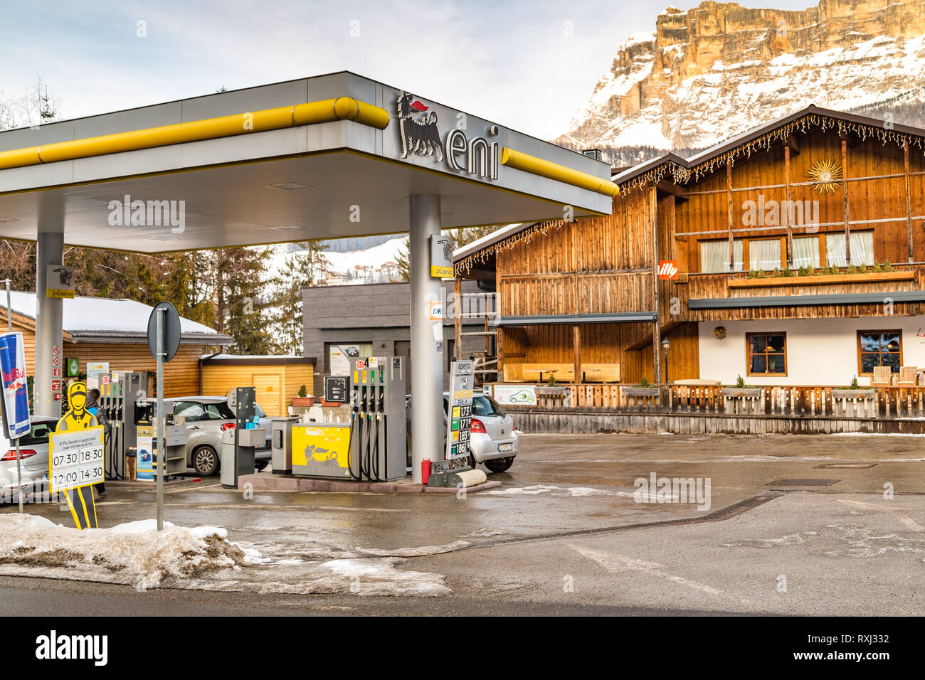 LA VILLA (BZ), ITALIE - 9 février 2019 : les gens faire le plein de voitures à l'Eni Gas station Banque D'Images