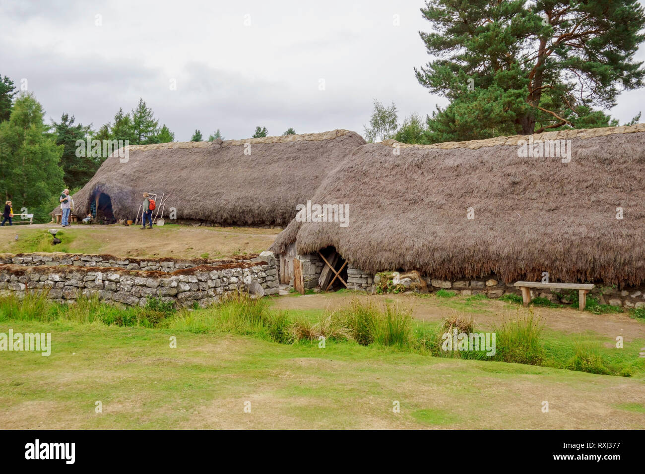 Les bâtiments de chaume au Baile Gean Township dans le Highland Folk Museum à Newtonmore, Ecosse Banque D'Images