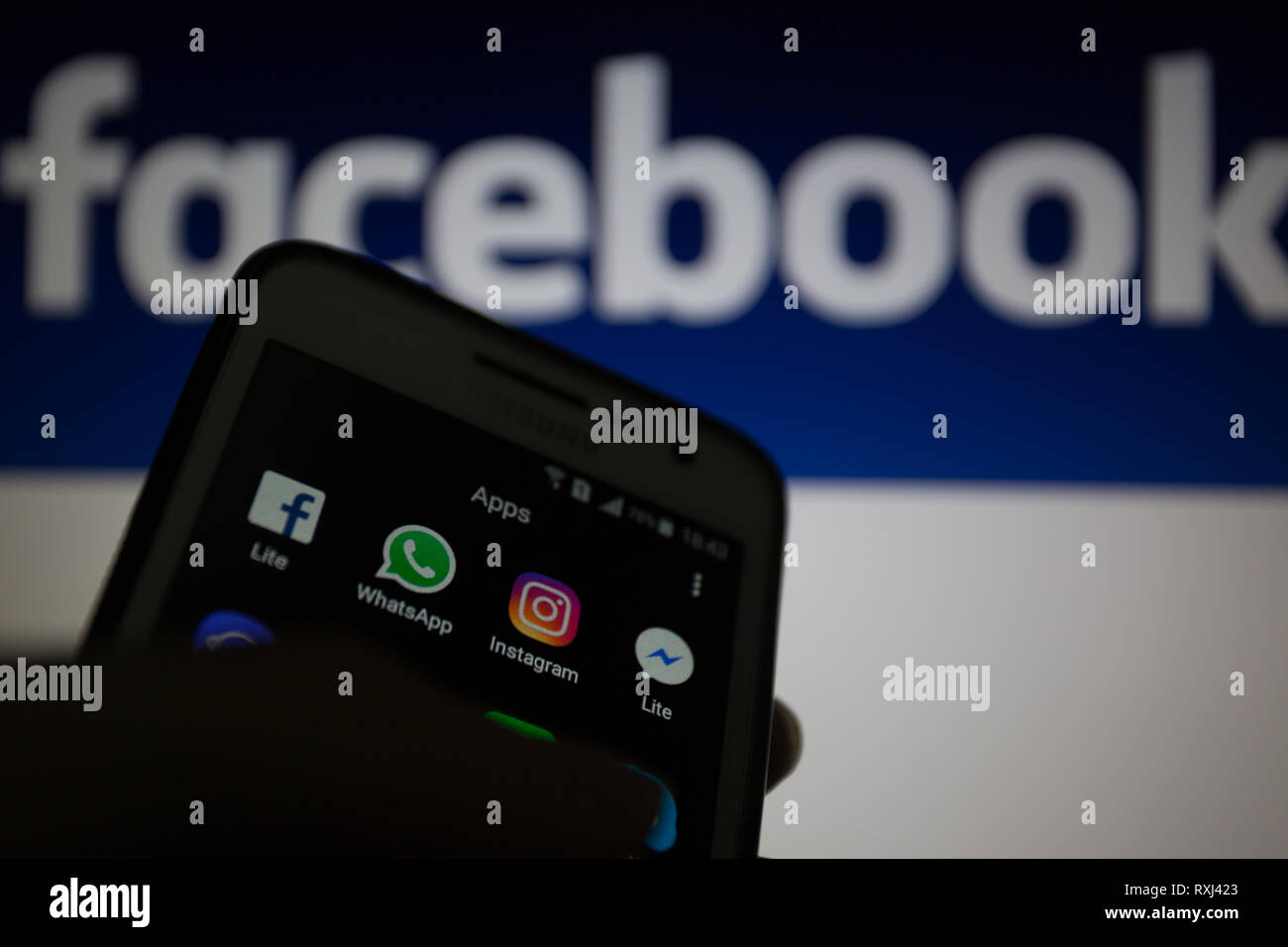 Facebook Lite, WhatsApp, Instagram et Messenger Lite icones, logos sont affichés sur l'écran du smartphone. Facebook envisage d'intégrer ses services de messagerie Banque D'Images