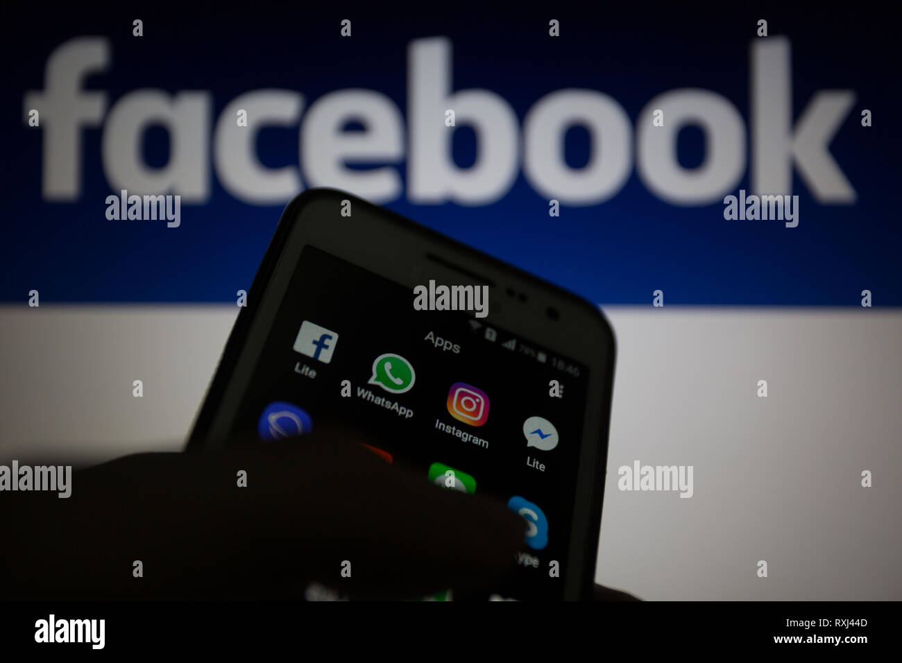 Facebook Lite, WhatsApp, Instagram et Messenger Lite icones, logos sont affichés sur l'écran du smartphone. Facebook envisage d'intégrer ses services de messagerie Banque D'Images