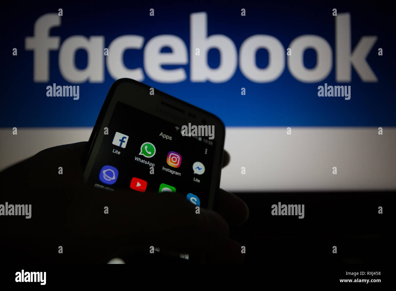 Facebook Lite, WhatsApp, Instagram et Messenger Lite icones, logos sont affichés sur l'écran du smartphone. Facebook envisage d'intégrer ses services de messagerie Banque D'Images