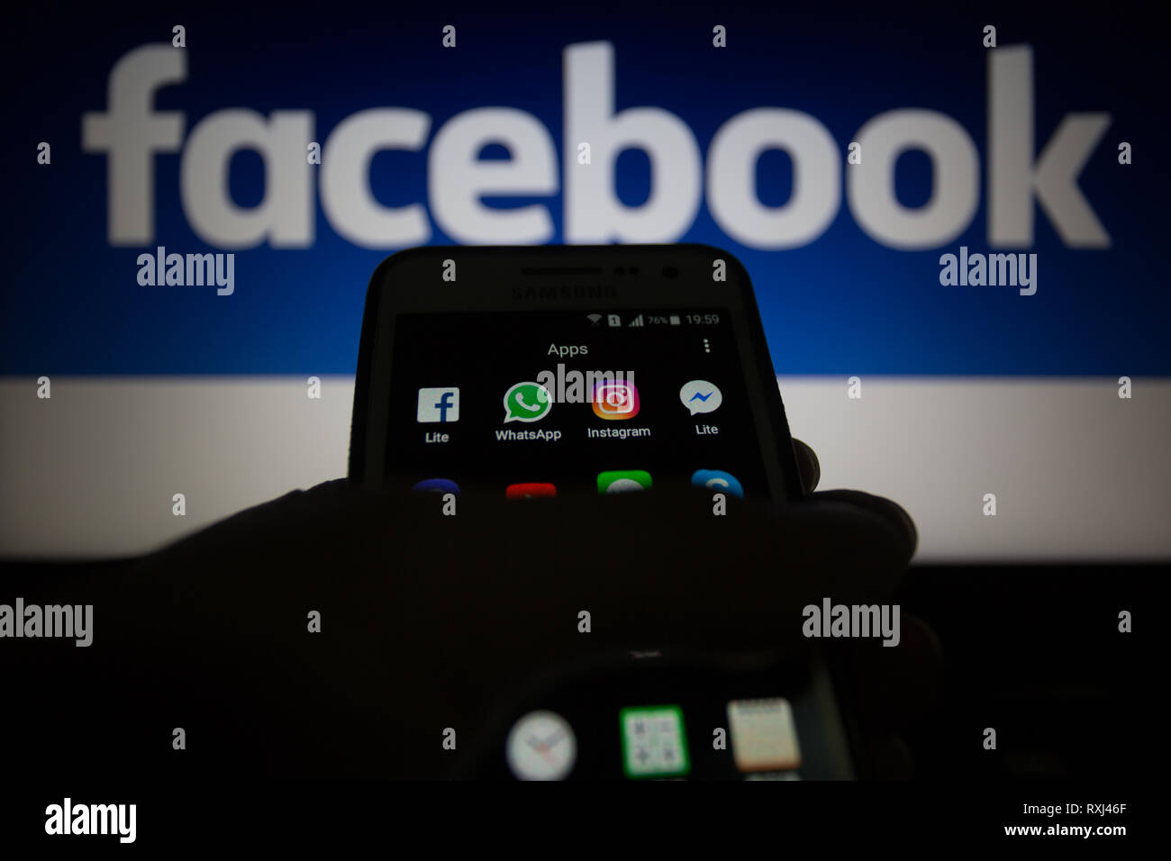 Facebook Lite, WhatsApp, Instagram et Messenger Lite icones, logos sont affichés sur l'écran du smartphone. Facebook envisage d'intégrer ses services de messagerie Banque D'Images