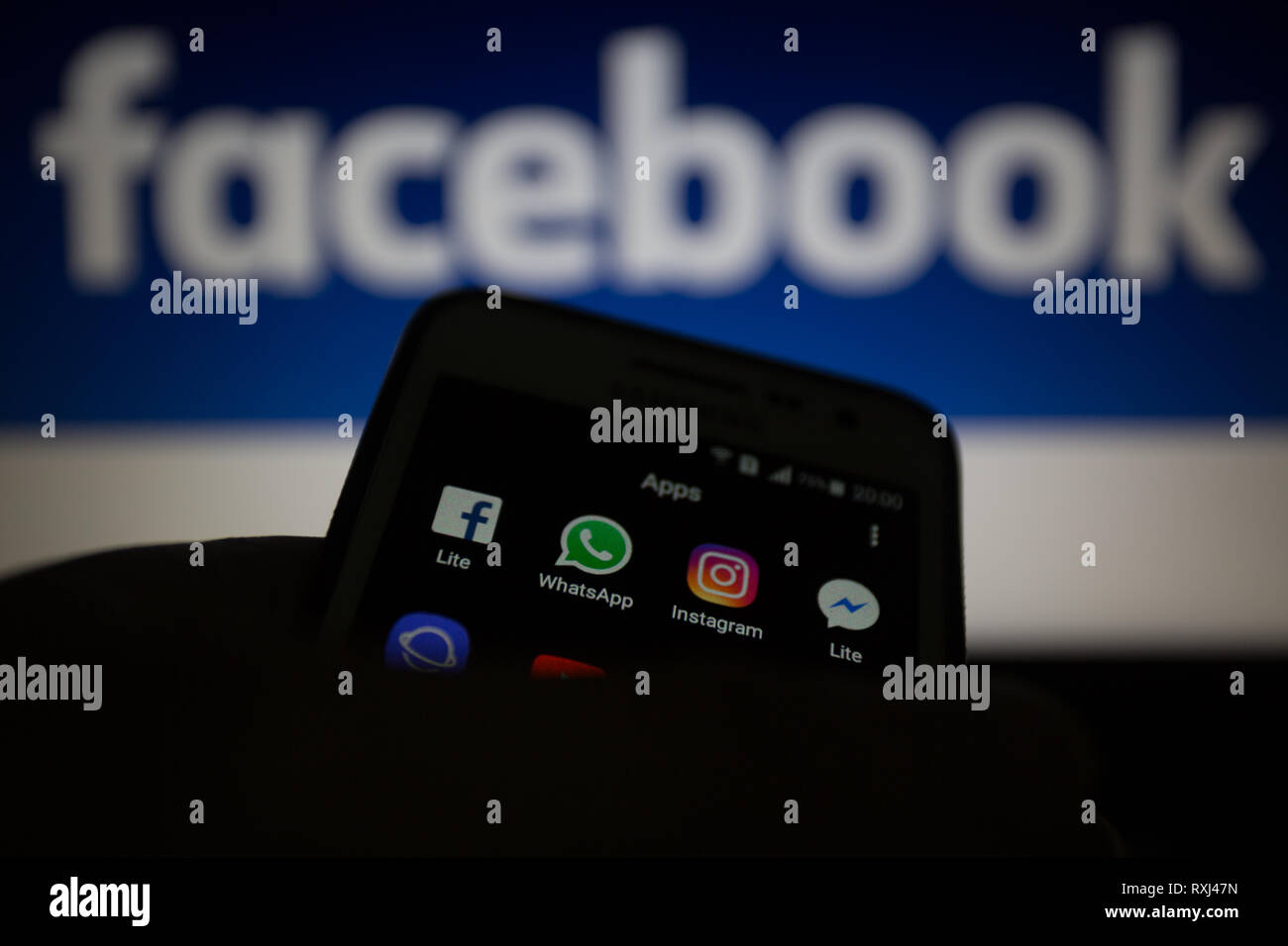 Facebook Lite, WhatsApp, Instagram et Messenger Lite icones, logos sont  affichés sur l'écran du smartphone. Facebook envisage d'intégrer ses  services de messagerie Photo Stock - Alamy