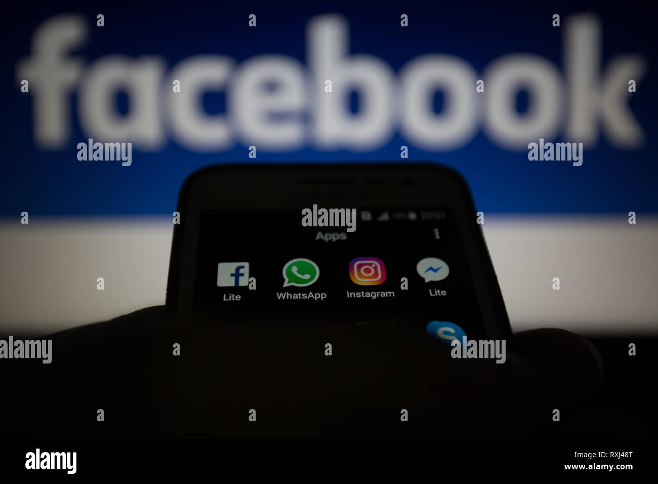 Facebook Lite, WhatsApp, Instagram et Messenger Lite icones, logos sont affichés sur l'écran du smartphone. Facebook envisage d'intégrer ses services de messagerie Banque D'Images