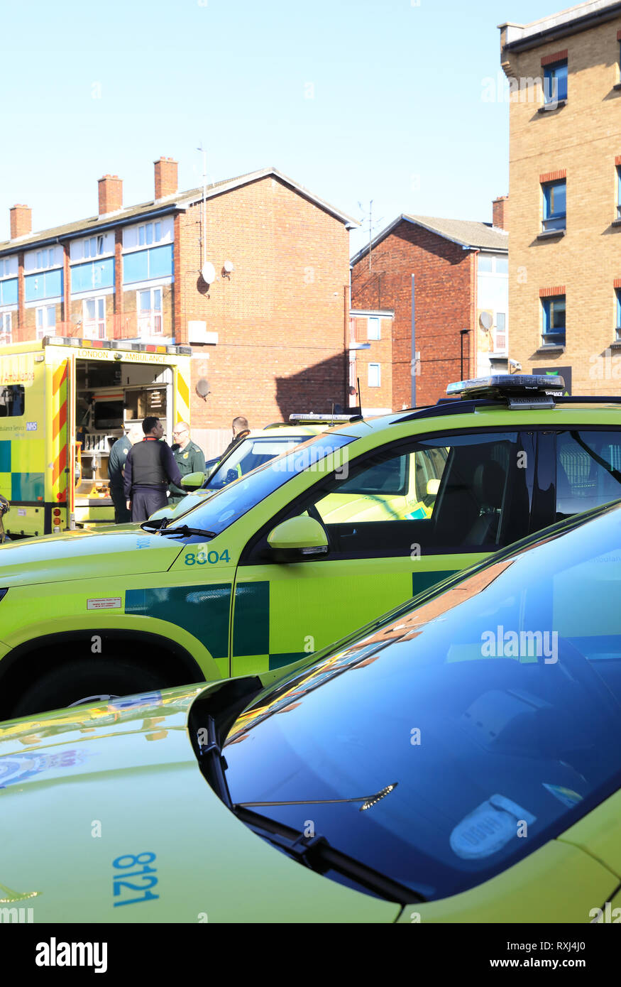 Les ambulanciers et les ambulances à Canning Town, East London England, UK Banque D'Images