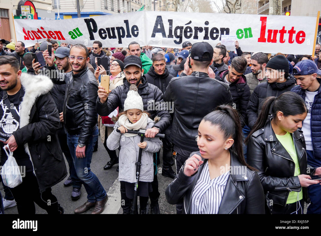 Manifestations de la diaspora algérienne Abdelaziz Bouteflika 5e candidature au poste présidentiel, Lyon, France Banque D'Images