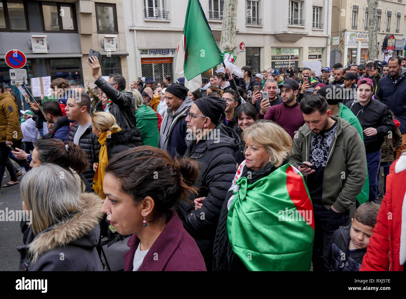 Manifestations de la diaspora algérienne Abdelaziz Bouteflika 5e candidature au poste présidentiel, Lyon, France Banque D'Images