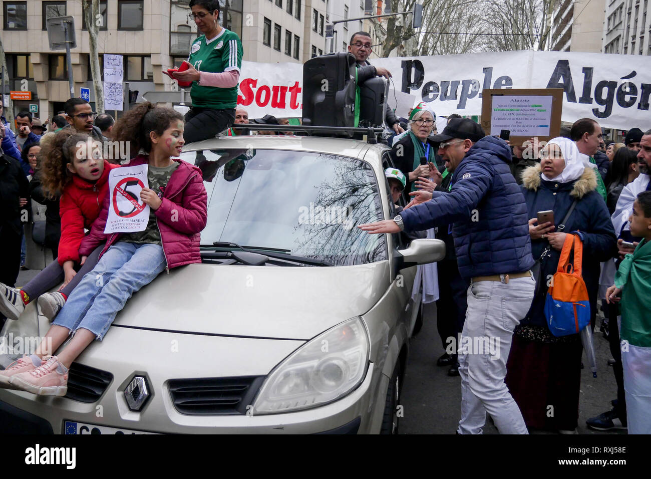 Manifestations de la diaspora algérienne Abdelaziz Bouteflika 5e candidature au poste présidentiel, Lyon, France Banque D'Images
