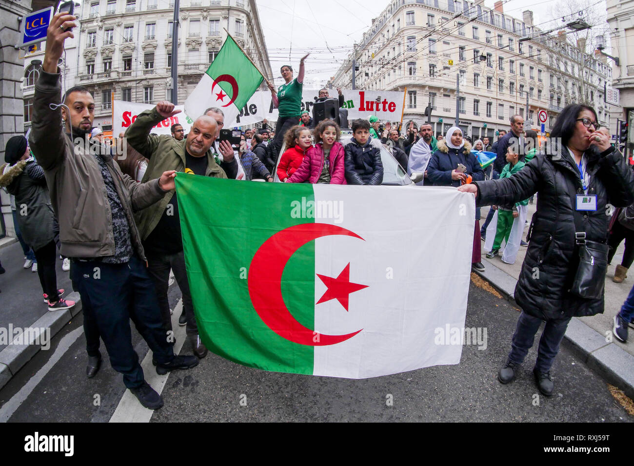 Manifestations de la diaspora algérienne Abdelaziz Bouteflika 5e candidature au poste présidentiel, Lyon, France Banque D'Images