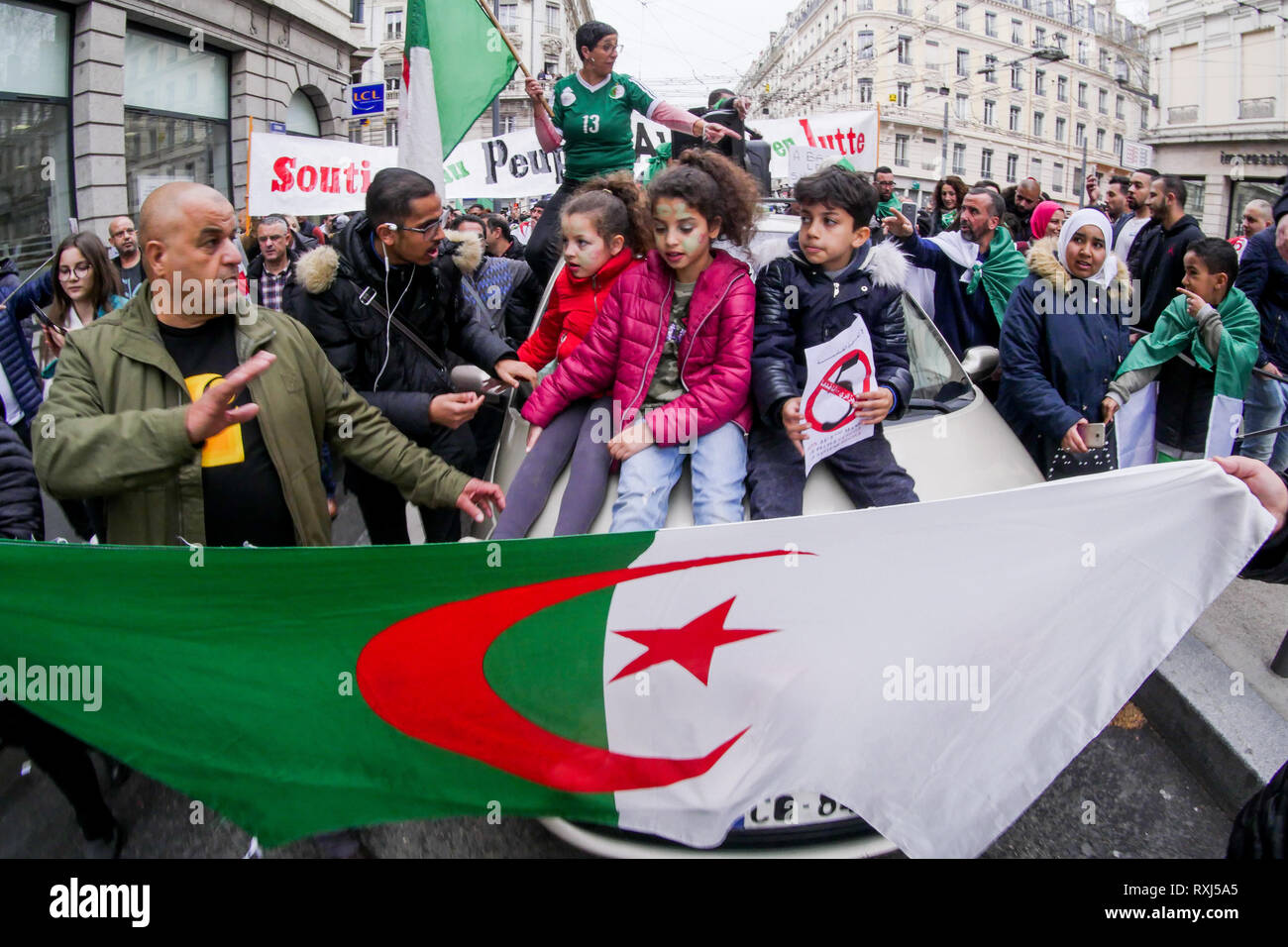 Manifestations de la diaspora algérienne Abdelaziz Bouteflika 5e candidature au poste présidentiel, Lyon, France Banque D'Images