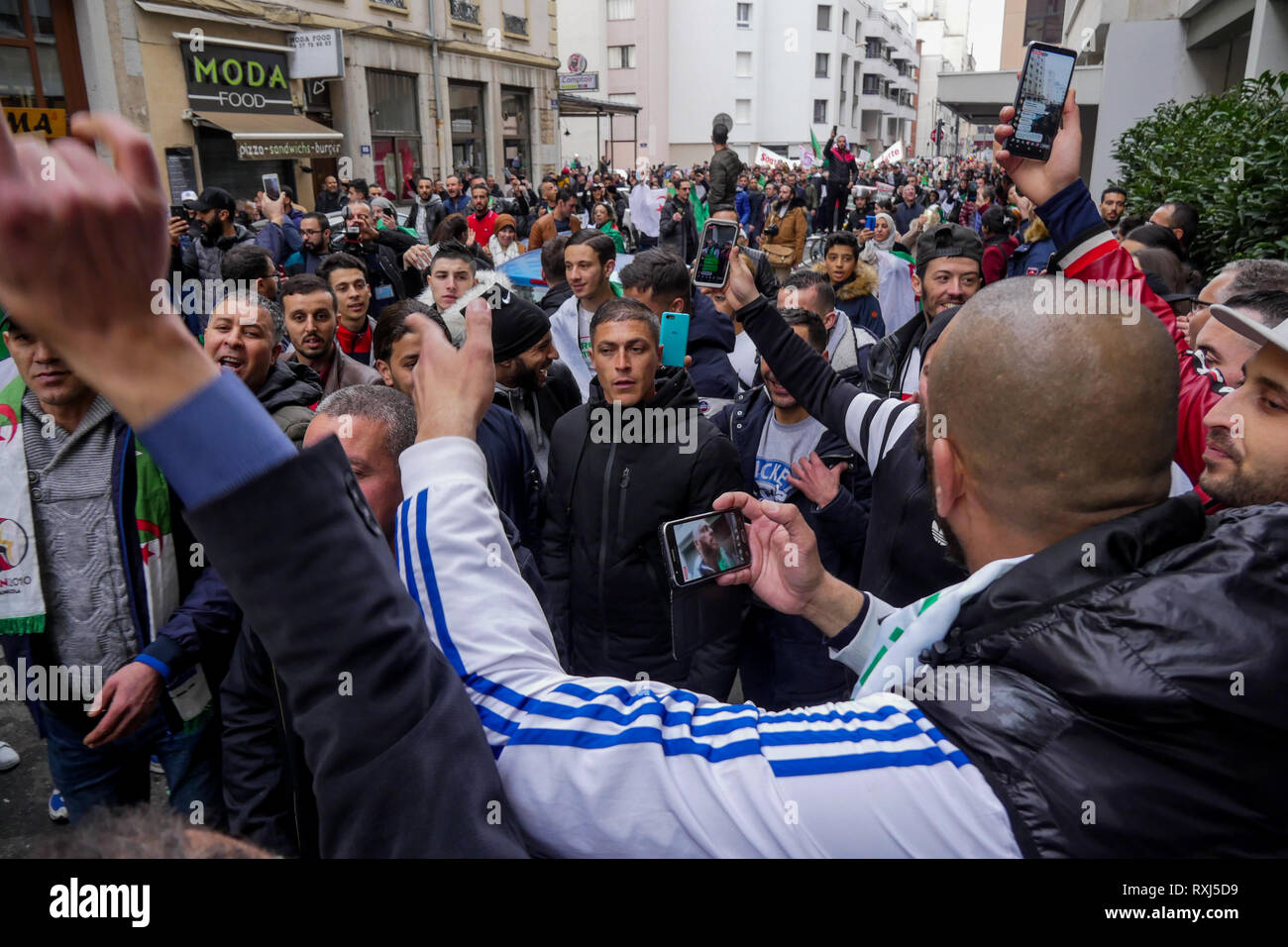 Manifestations de la diaspora algérienne Abdelaziz Bouteflika 5e candidature au poste présidentiel, Lyon, France Banque D'Images