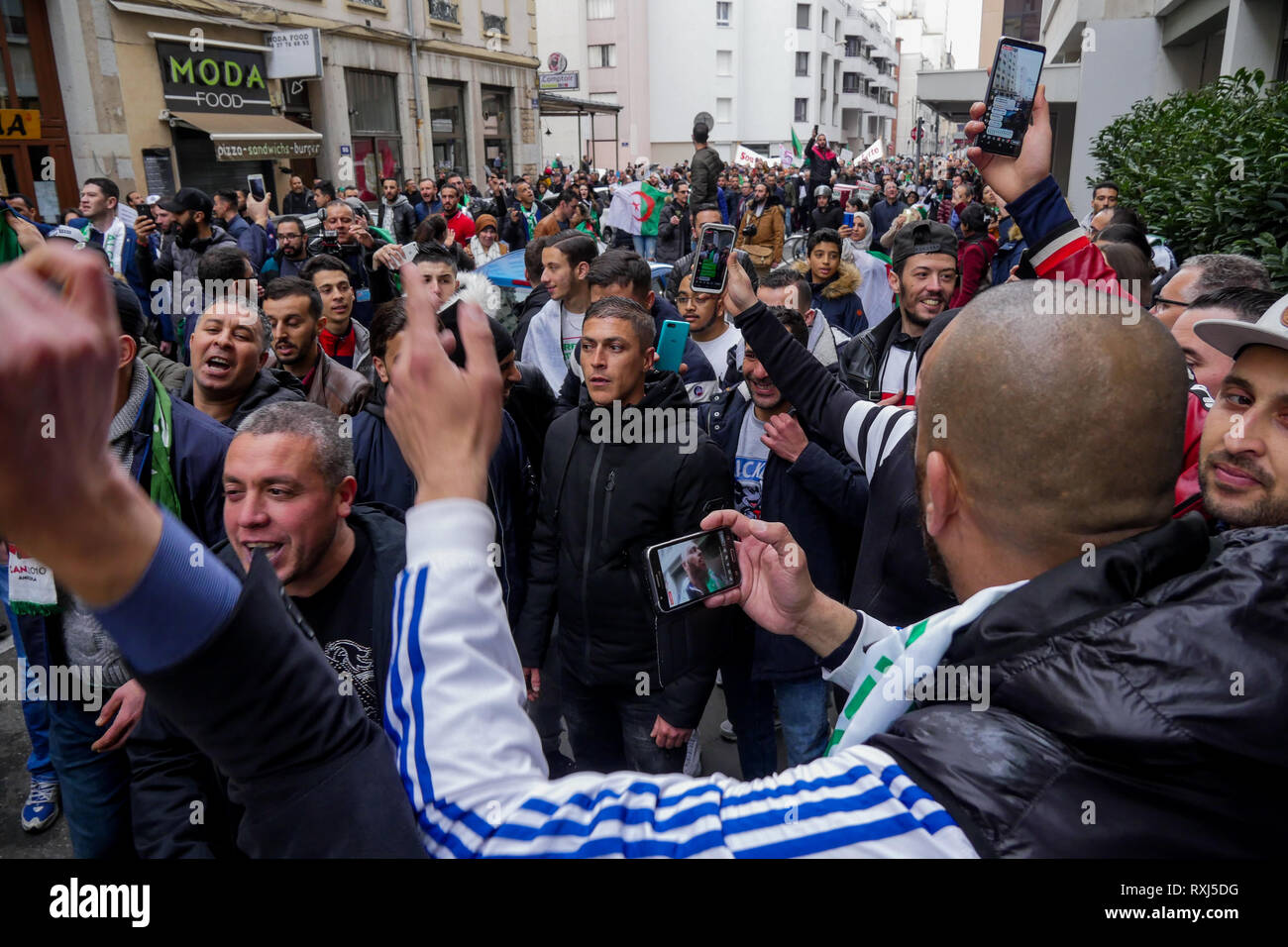 Manifestations de la diaspora algérienne Abdelaziz Bouteflika 5e candidature au poste présidentiel, Lyon, France Banque D'Images