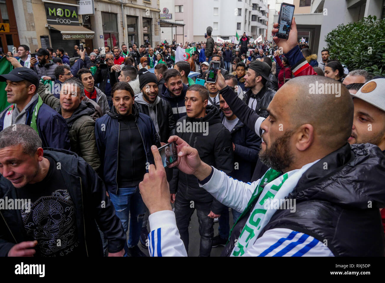 Manifestations de la diaspora algérienne Abdelaziz Bouteflika 5e candidature au poste présidentiel, Lyon, France Banque D'Images