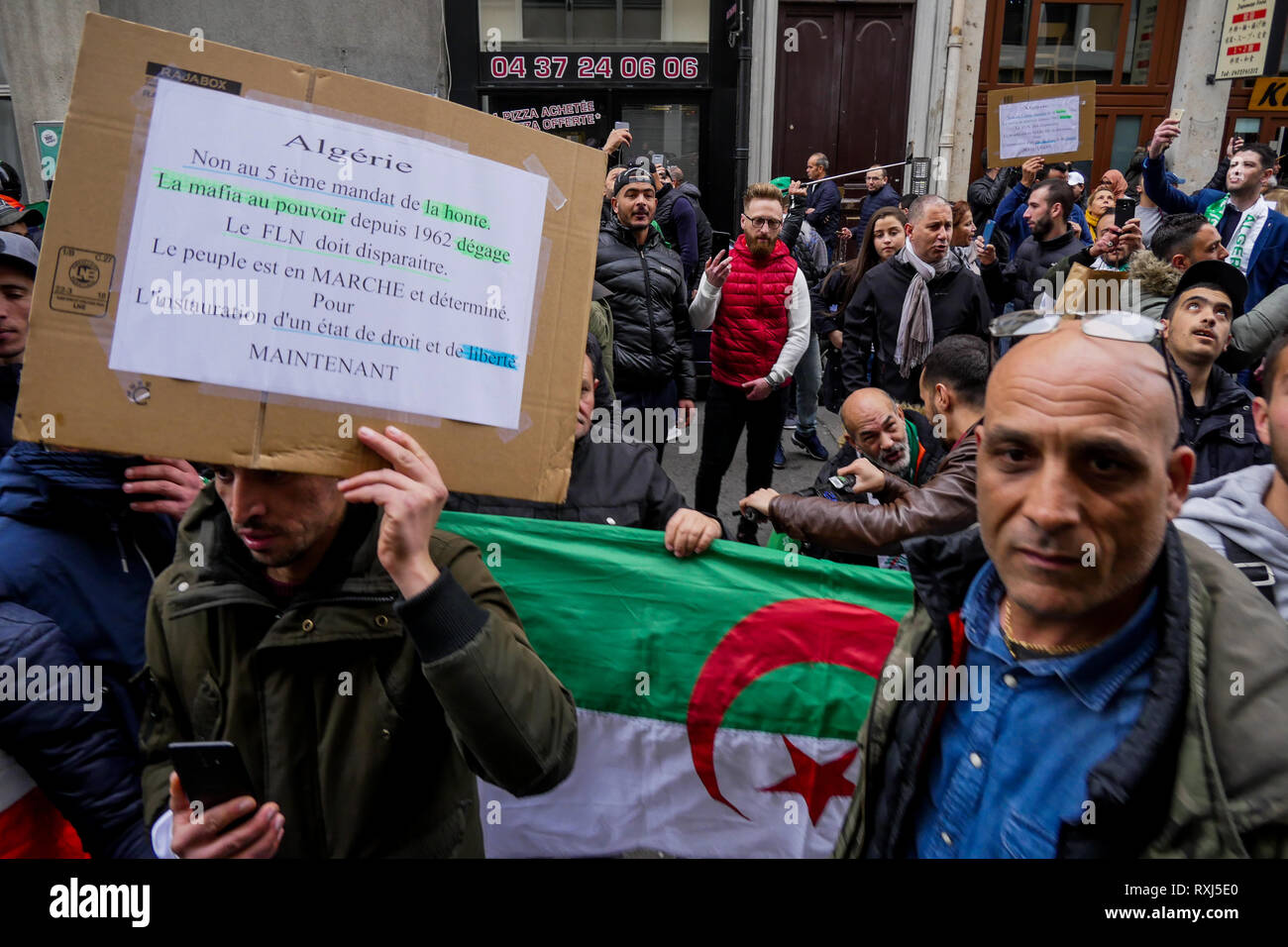 Manifestations de la diaspora algérienne Abdelaziz Bouteflika 5e candidature au poste présidentiel, Lyon, France Banque D'Images