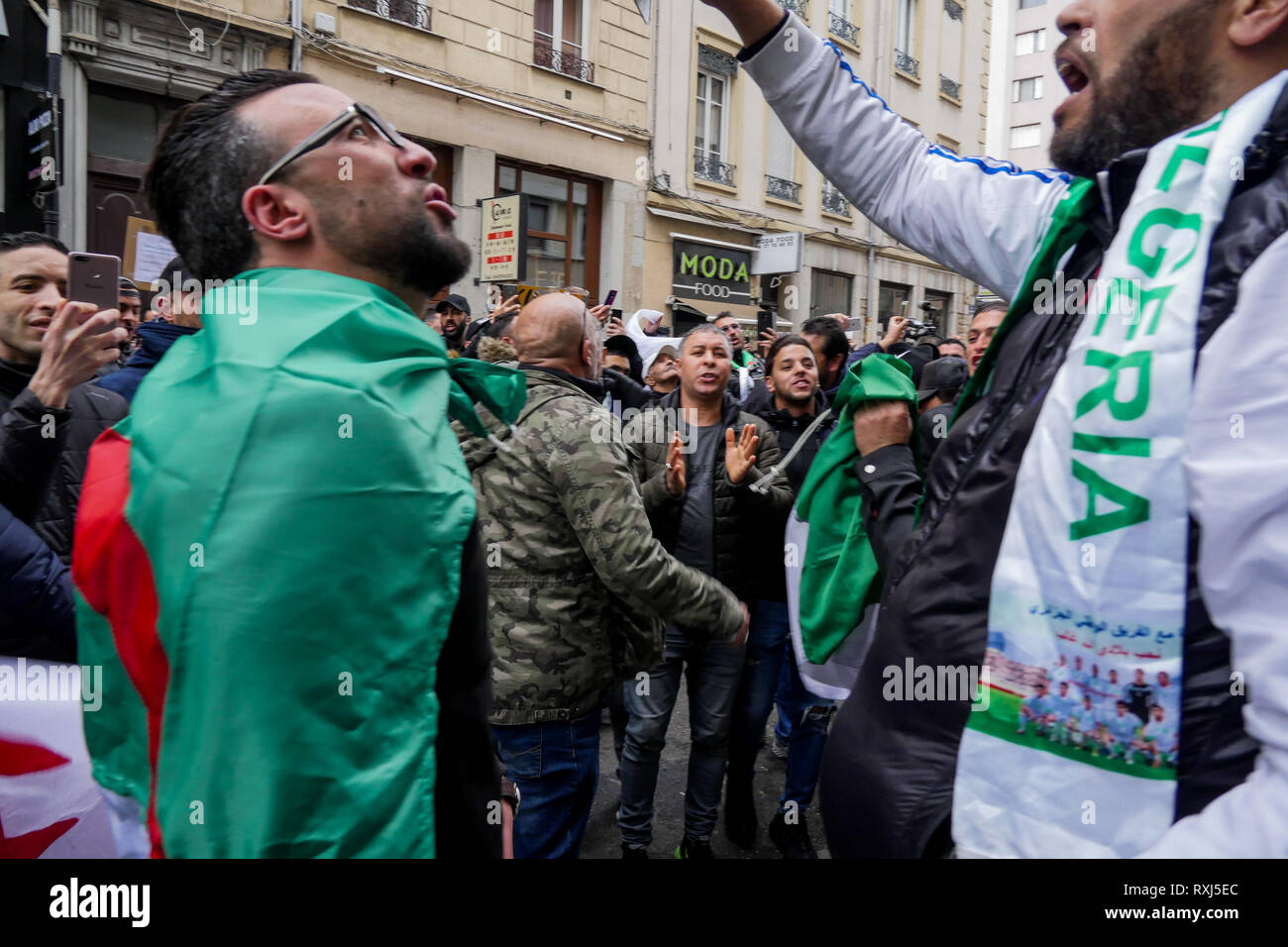 Manifestations de la diaspora algérienne Abdelaziz Bouteflika 5e candidature au poste présidentiel, Lyon, France Banque D'Images