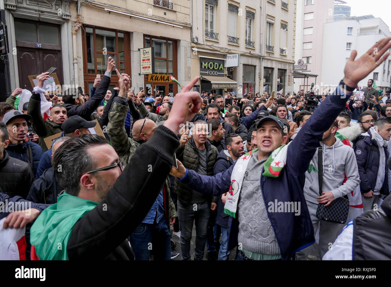 Manifestations de la diaspora algérienne Abdelaziz Bouteflika 5e candidature au poste présidentiel, Lyon, France Banque D'Images