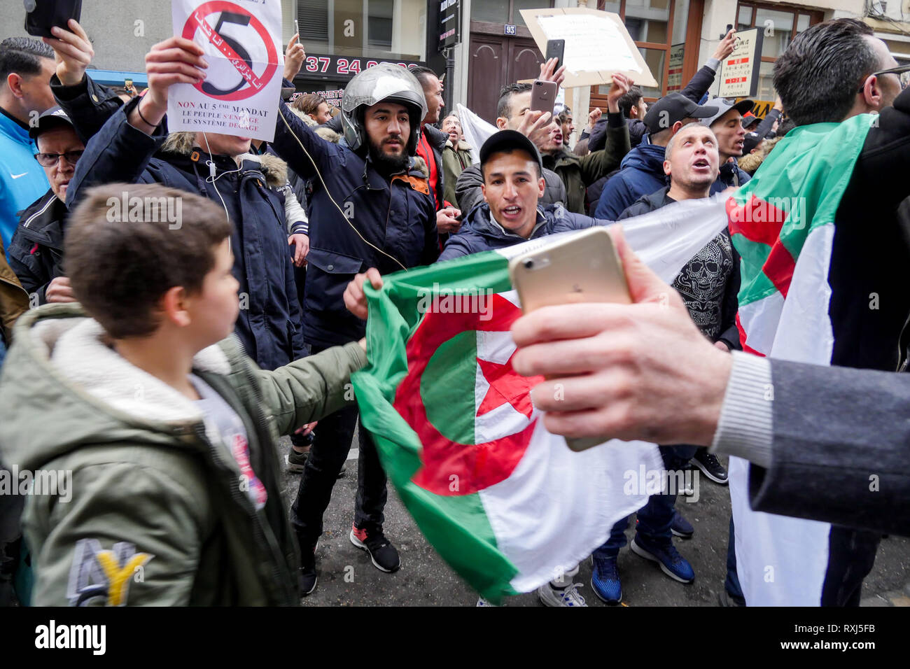 Manifestations de la diaspora algérienne Abdelaziz Bouteflika 5e candidature au poste présidentiel, Lyon, France Banque D'Images