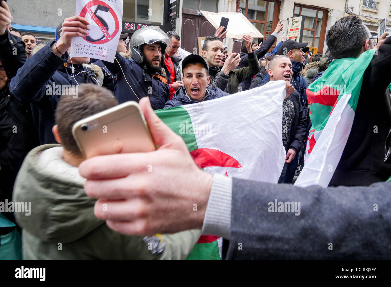 Manifestations de la diaspora algérienne Abdelaziz Bouteflika 5e candidature au poste présidentiel, Lyon, France Banque D'Images