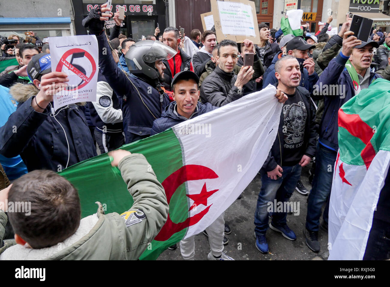 Manifestations de la diaspora algérienne Abdelaziz Bouteflika 5e candidature au poste présidentiel, Lyon, France Banque D'Images