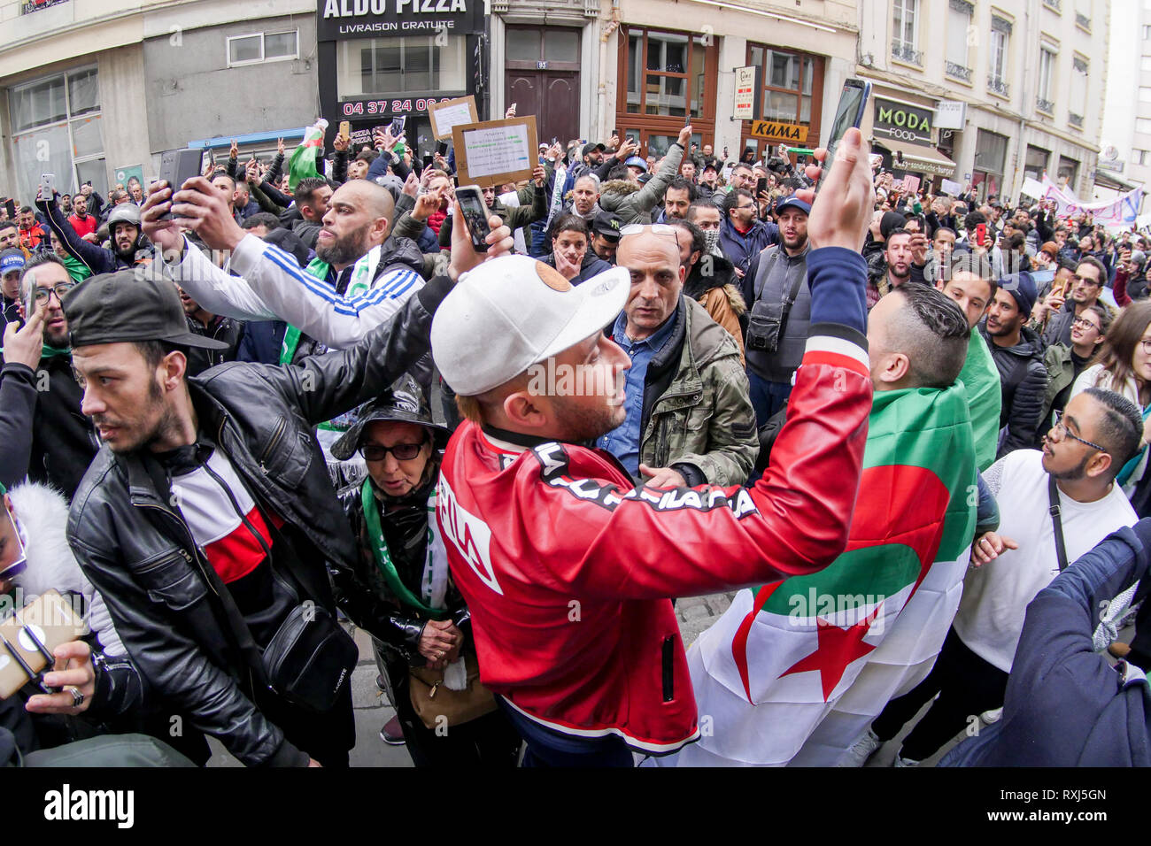 Manifestations de la diaspora algérienne Abdelaziz Bouteflika 5e candidature au poste présidentiel, Lyon, France Banque D'Images