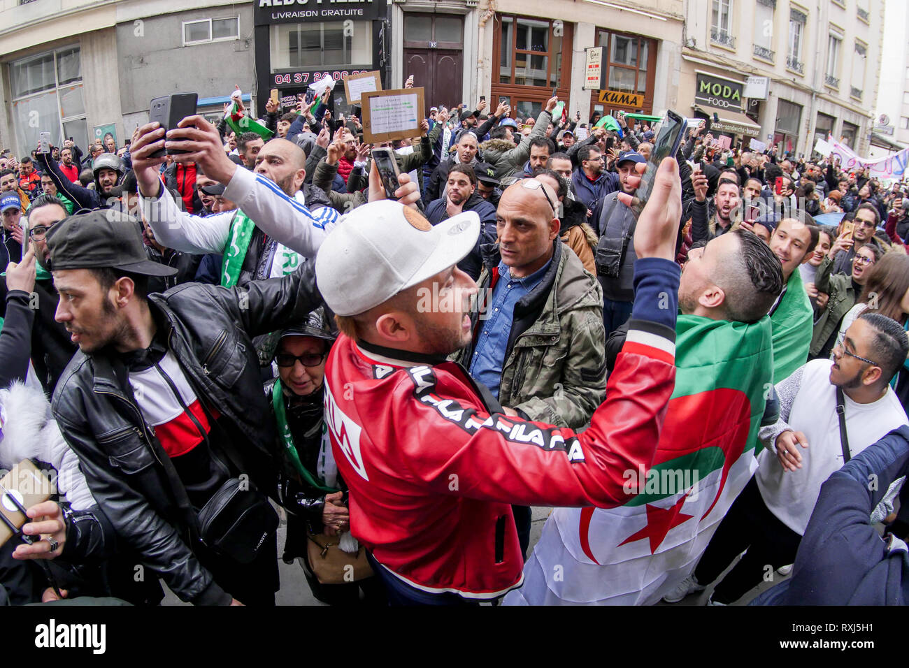 Manifestations de la diaspora algérienne Abdelaziz Bouteflika 5e candidature au poste présidentiel, Lyon, France Banque D'Images