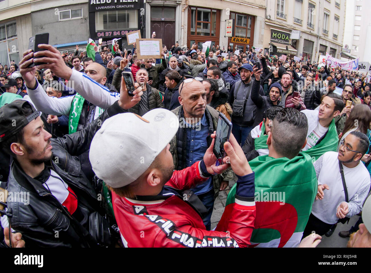 Manifestations de la diaspora algérienne Abdelaziz Bouteflika 5e candidature au poste présidentiel, Lyon, France Banque D'Images