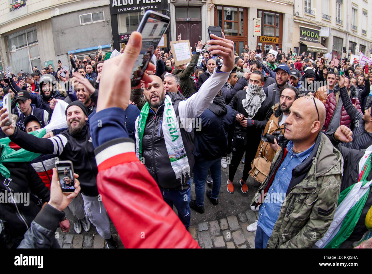 Manifestations de la diaspora algérienne Abdelaziz Bouteflika 5e candidature au poste présidentiel, Lyon, France Banque D'Images