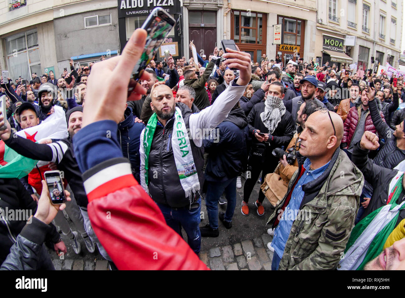 Manifestations de la diaspora algérienne Abdelaziz Bouteflika 5e candidature au poste présidentiel, Lyon, France Banque D'Images