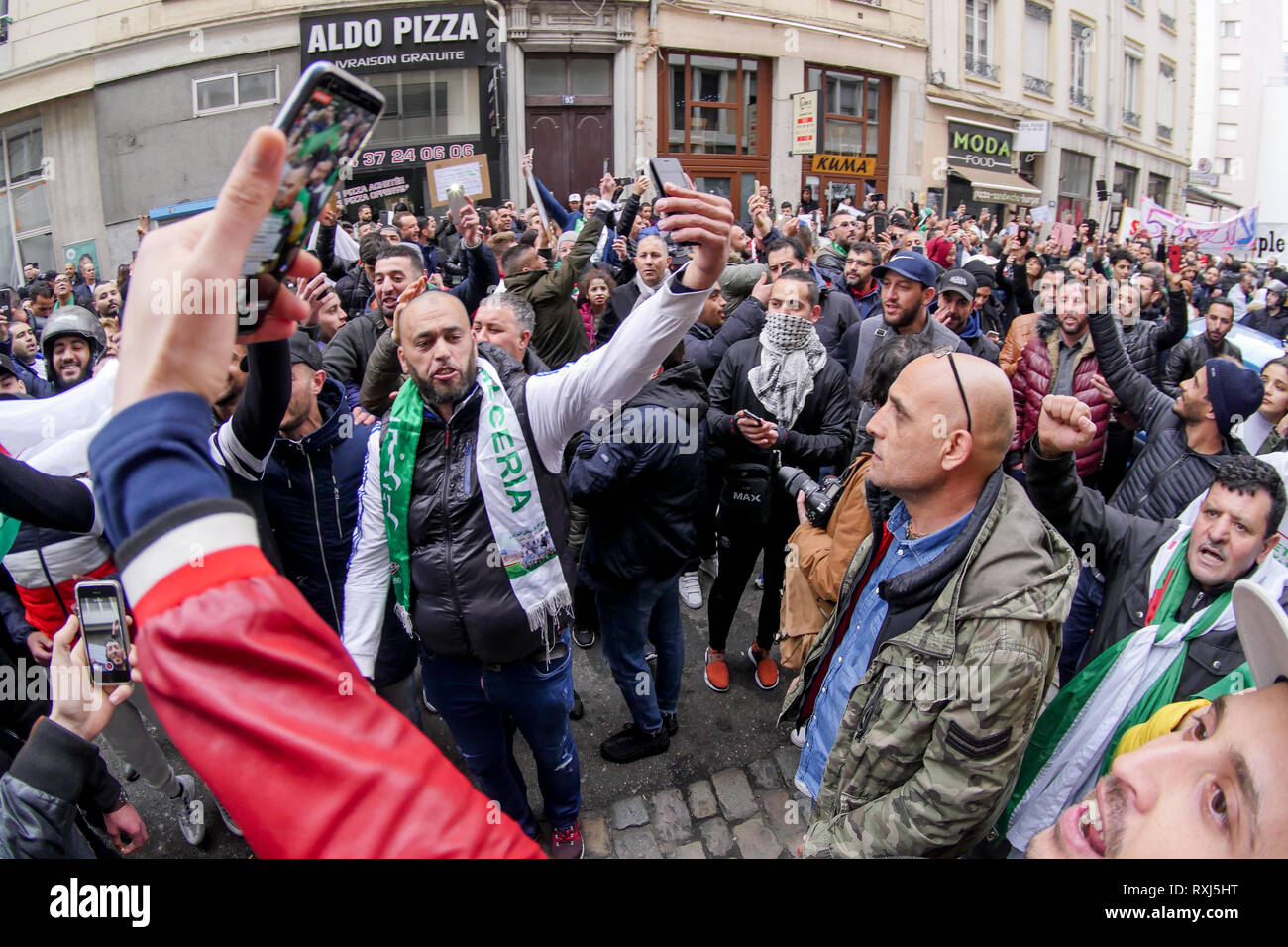 Manifestations de la diaspora algérienne Abdelaziz Bouteflika 5e candidature au poste présidentiel, Lyon, France Banque D'Images